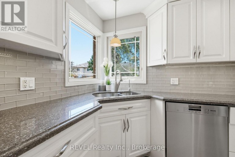 29 STRATTON CRESCENT, Whitby (Rolling Acres), Ontario, L1R1V4
