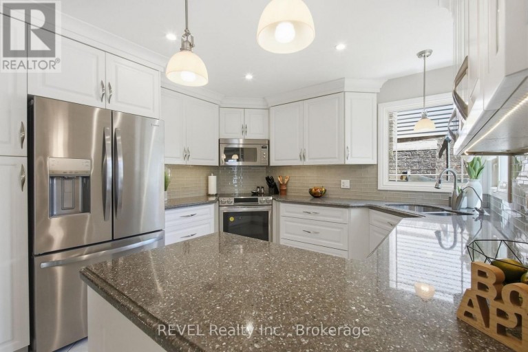 29 STRATTON CRESCENT, Whitby (Rolling Acres), Ontario, L1R1V4