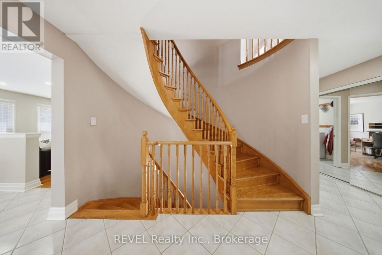29 STRATTON CRESCENT, Whitby (Rolling Acres), Ontario, L1R1V4