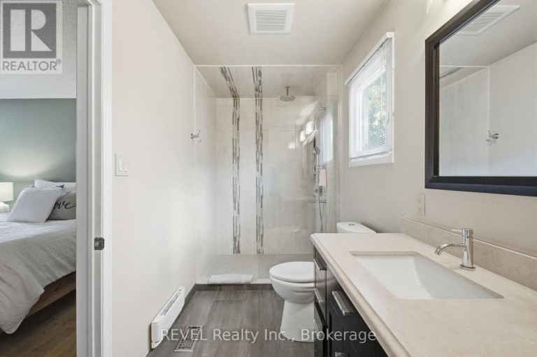 29 STRATTON CRESCENT, Whitby (Rolling Acres), Ontario, L1R1V4