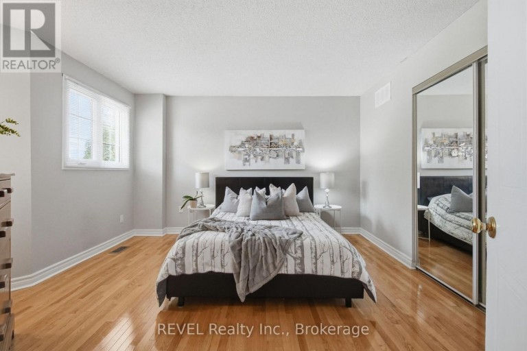29 STRATTON CRESCENT, Whitby (Rolling Acres), Ontario, L1R1V4