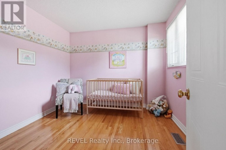29 STRATTON CRESCENT, Whitby (Rolling Acres), Ontario, L1R1V4