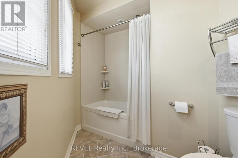 29 STRATTON CRESCENT, Whitby (Rolling Acres), Ontario, L1R1V4