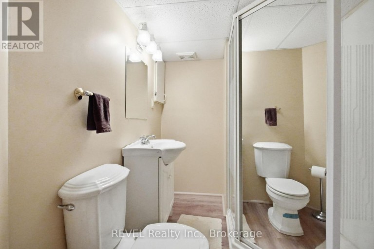 29 STRATTON CRESCENT, Whitby (Rolling Acres), Ontario, L1R1V4