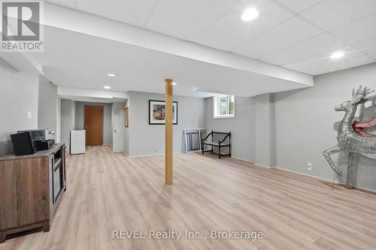 29 STRATTON CRESCENT, Whitby (Rolling Acres), Ontario, L1R1V4