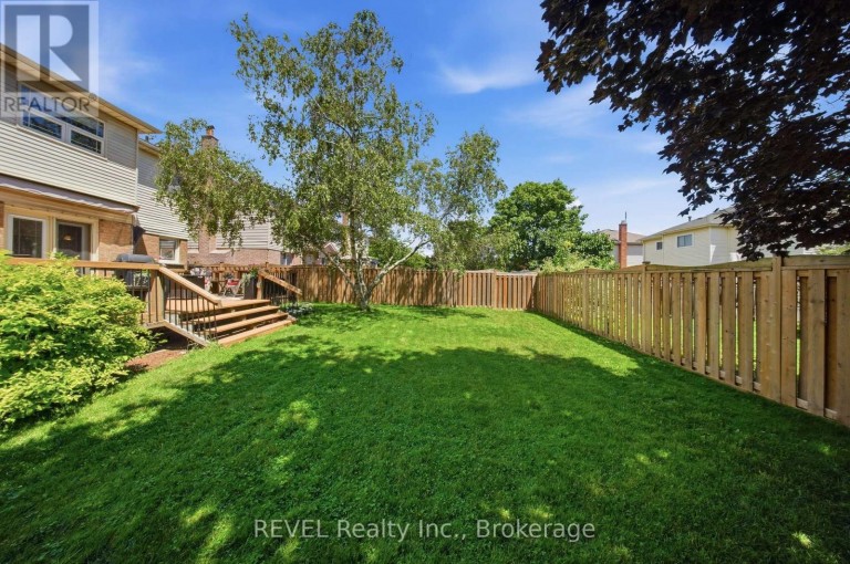 29 STRATTON CRESCENT, Whitby (Rolling Acres), Ontario, L1R1V4