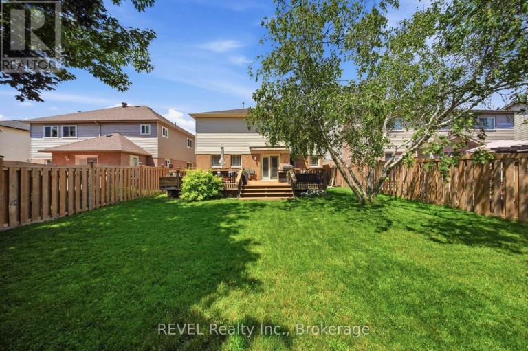 29 STRATTON CRESCENT, Whitby (Rolling Acres), Ontario, L1R1V4