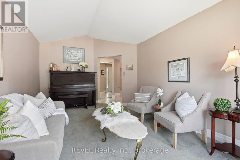 29 STRATTON CRESCENT, Whitby (Rolling Acres), Ontario, L1R1V4
