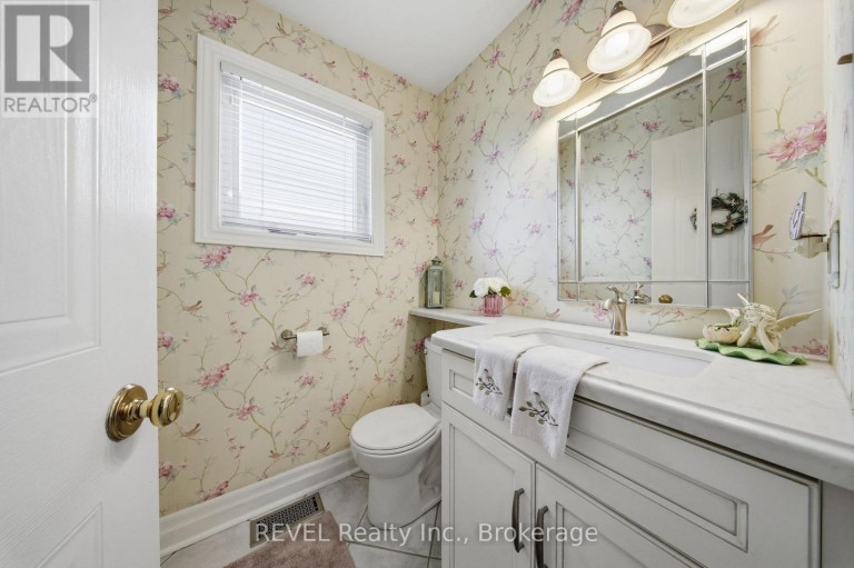 29 STRATTON CRESCENT, Whitby (Rolling Acres), Ontario, L1R1V4