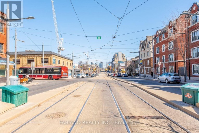 944 ST CLAIR AVENUE W, Toronto (Oakwood Village), Ontario, M6E2V1