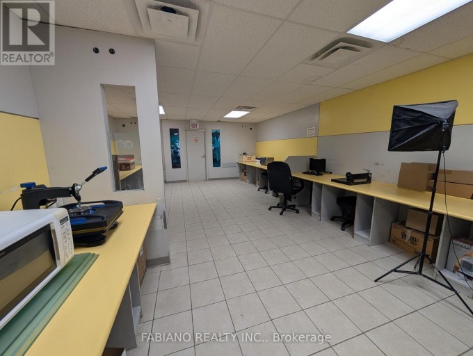 944 ST CLAIR AVENUE W, Toronto (Oakwood Village), Ontario, M6E2V1