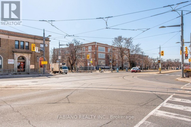 944 ST CLAIR AVENUE W, Toronto (Oakwood Village), Ontario, M6E2V1