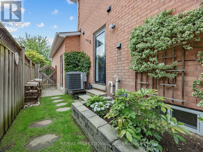 1025 MOORELANDS CRESCENT, Pickering (Rosebank), Ontario, L1W3K3