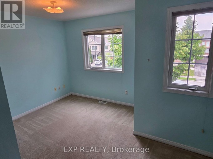 UPPER - 384 FLAGSTONE WAY, Newmarket (Woodland Hill), Ontario, L3X2R3