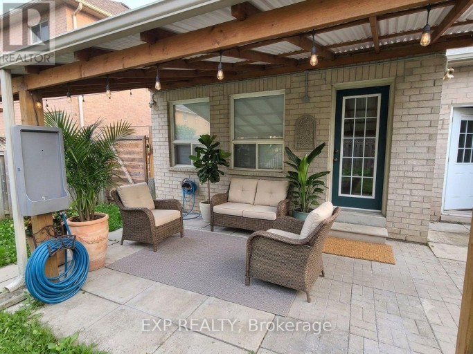 UPPER - 384 FLAGSTONE WAY, Newmarket (Woodland Hill), Ontario, L3X2R3