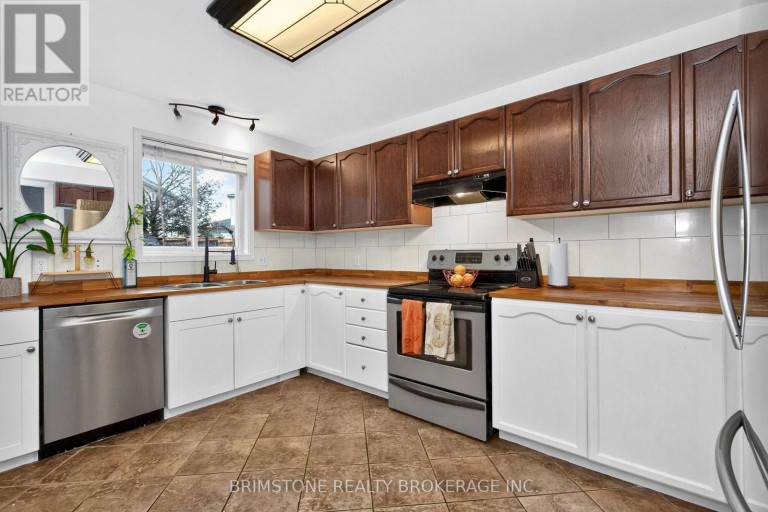 32 WESSENGER DRIVE, Barrie (Holly), Ontario, L4N8R3