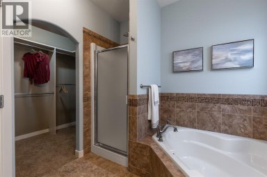 525 Edinburgh Road W Lethbridge Alberta photo 20