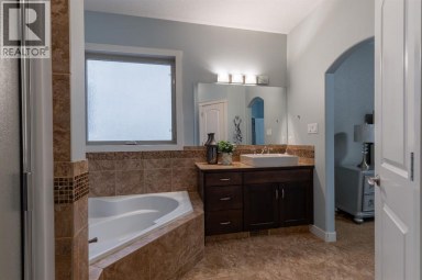 525 Edinburgh Road W Lethbridge Alberta photo 21