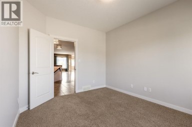 525 Edinburgh Road W Lethbridge Alberta photo 27