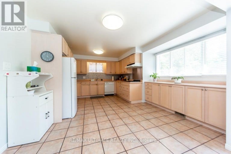 3 ARON DRIVE, Brampton (Fletcher's West), Ontario, L6Y2S3