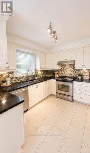 18 LARWOOD BOULEVARD, Toronto (Cliffcrest), Ontario, M1M2M5