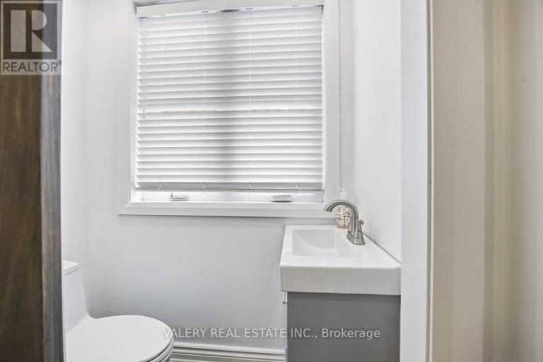 UPPER - 219 MCROBERTS AVENUE, Toronto (Corso Italia-Davenport), Ontario, M6E4P3