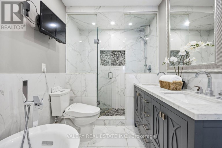 UPPER - 219 MCROBERTS AVENUE, Toronto (Corso Italia-Davenport), Ontario, M6E4P3