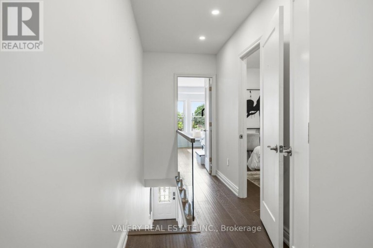 UPPER - 219 MCROBERTS AVENUE, Toronto (Corso Italia-Davenport), Ontario, M6E4P3