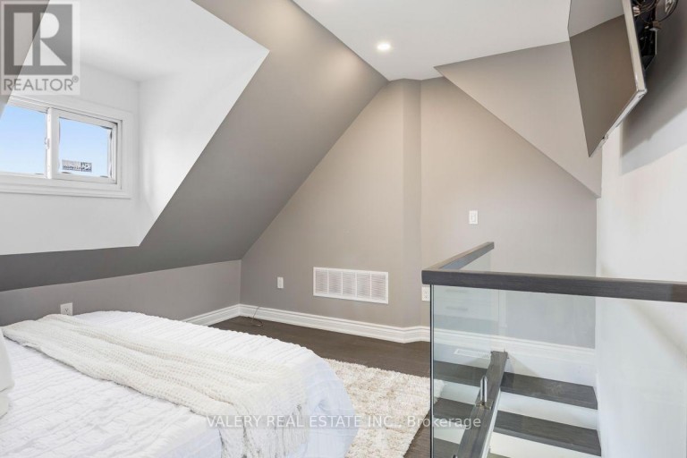 UPPER - 219 MCROBERTS AVENUE, Toronto (Corso Italia-Davenport), Ontario, M6E4P3