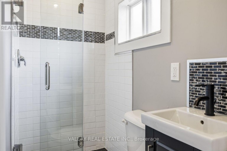 UPPER - 219 MCROBERTS AVENUE, Toronto (Corso Italia-Davenport), Ontario, M6E4P3