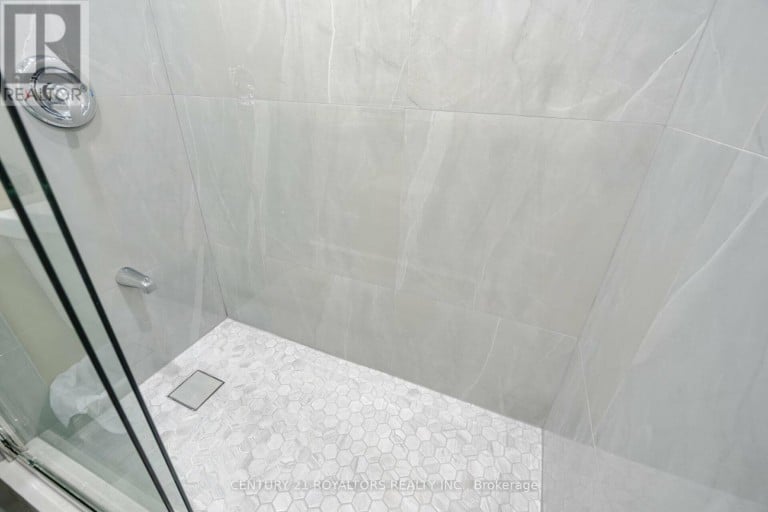 21 JERSEY AVENUE, Brampton (Bram East), Ontario, L6W1L5