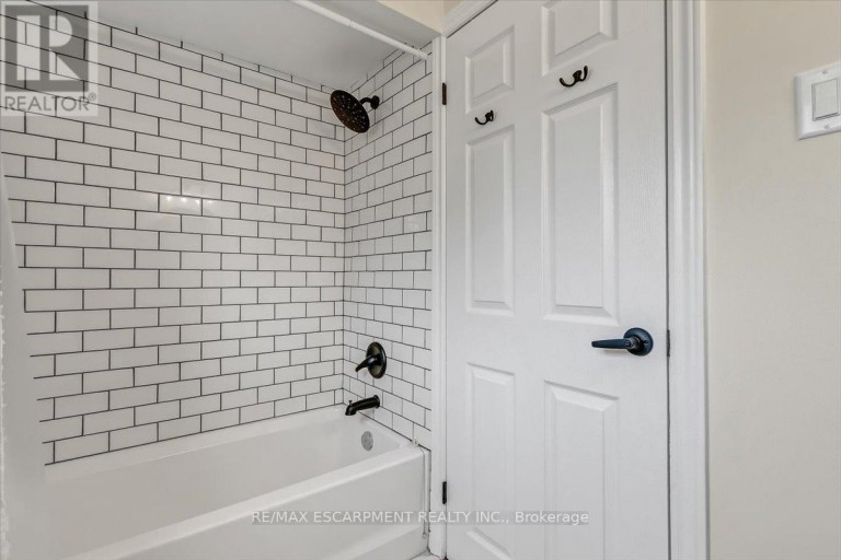 UPPER - 58 COLUMBIA DRIVE, Hamilton (Buchanan), Ontario, L9C3Y2