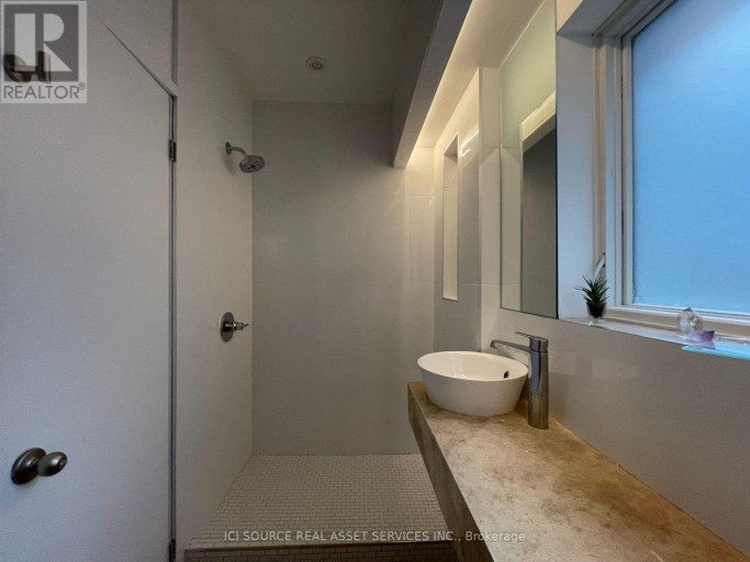 2 - 60 BEVERLEY STREET, Toronto (Kensington-Chinatown), Ontario, M5T1X9