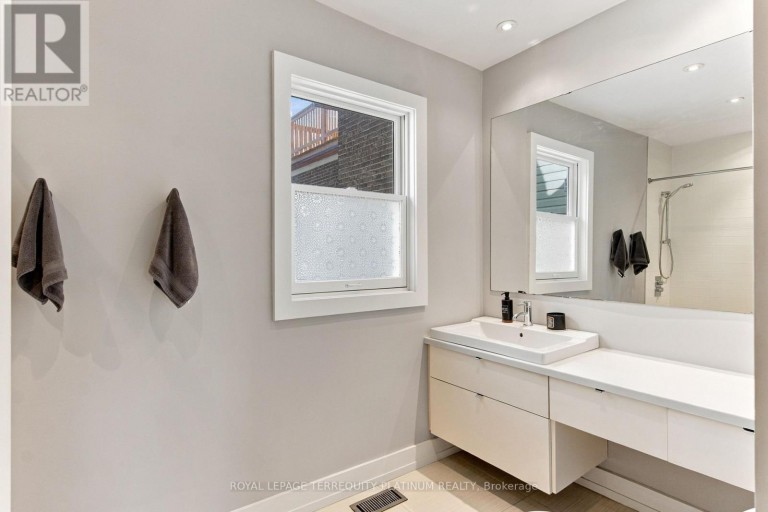 81 BOULTON AVENUE, Toronto (South Riverdale), Ontario, M4M2J4