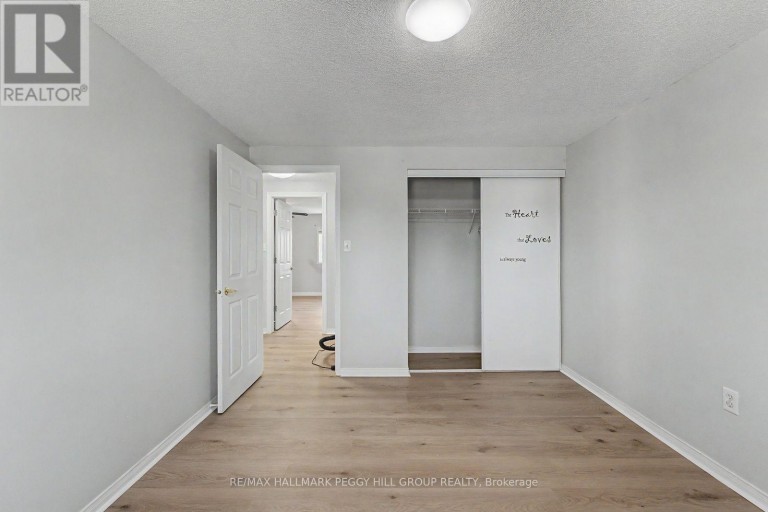 24 DUNSMORE LANE, Barrie (Georgian Drive), Ontario, L4M7A1