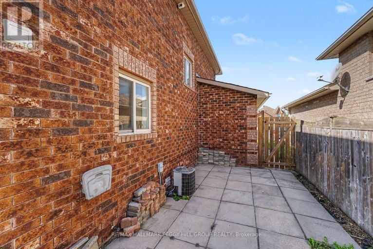 24 DUNSMORE LANE, Barrie (Georgian Drive), Ontario, L4M7A1