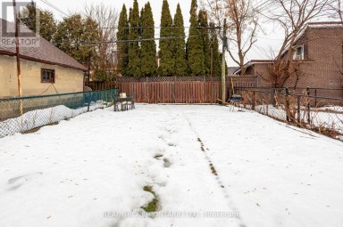 UPPER - 57 LANARK AVENUE Toronto (Oakwood Village) Ontario photo 11
