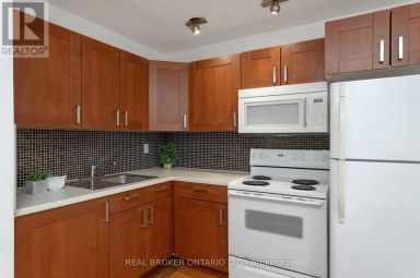 UPPER - 57 LANARK AVENUE Toronto (Oakwood Village) Ontario photo 5