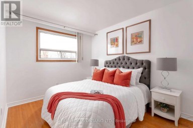 UPPER - 57 LANARK AVENUE Toronto (Oakwood Village) Ontario photo 8