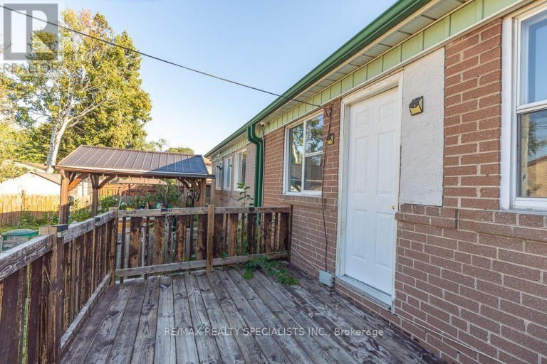 17 HUDDLESTON COURT, Toronto (Clairlea-Birchmount), Ontario, M1L4L1