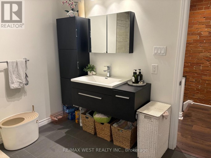 UPPER - 28 SPENCER AVENUE, Toronto (South Parkdale), Ontario, M6K2J6