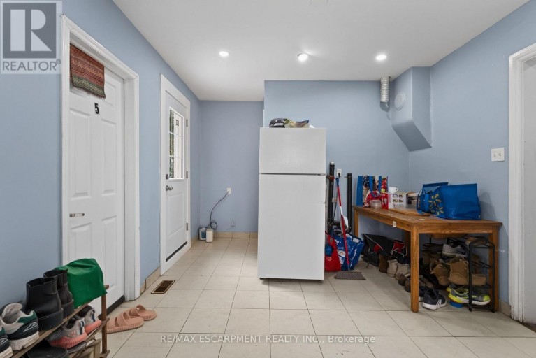 241 WEST 5TH STREET W, Hamilton (Bonnington), Ontario, L9C3N8