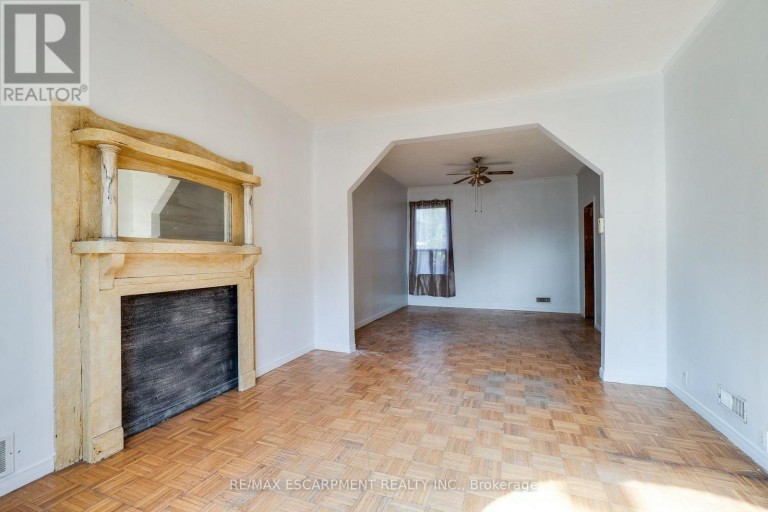 23 OAK AVENUE, Hamilton (Landsdale), Ontario, L8L5M7