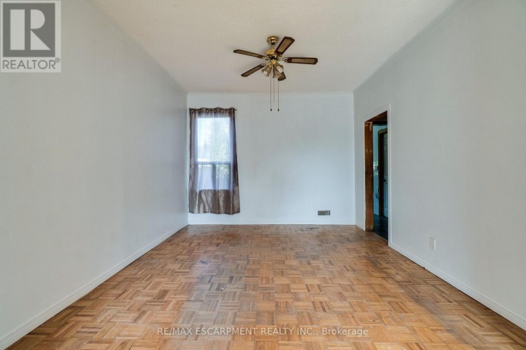 23 OAK AVENUE, Hamilton (Landsdale), Ontario, L8L5M7