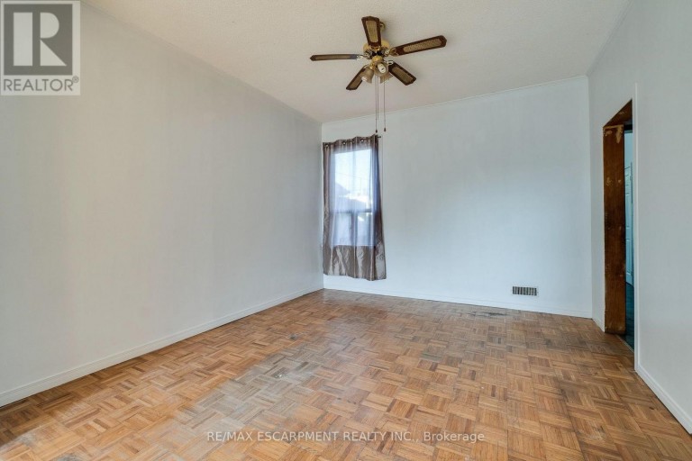 23 OAK AVENUE, Hamilton (Landsdale), Ontario, L8L5M7