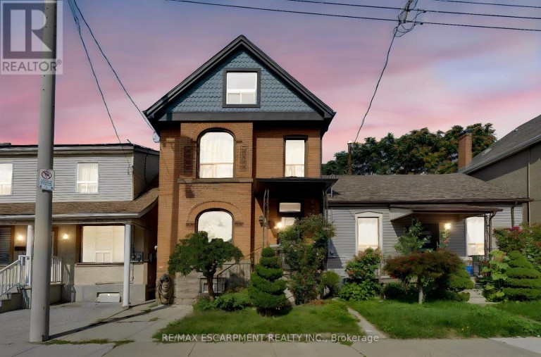 23 OAK AVENUE, Hamilton (Landsdale), Ontario, L8L5M7