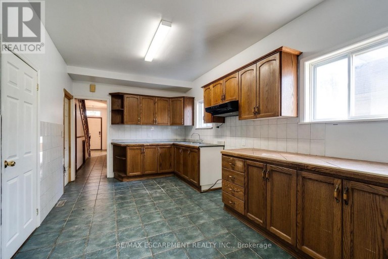 23 OAK AVENUE, Hamilton (Landsdale), Ontario, L8L5M7