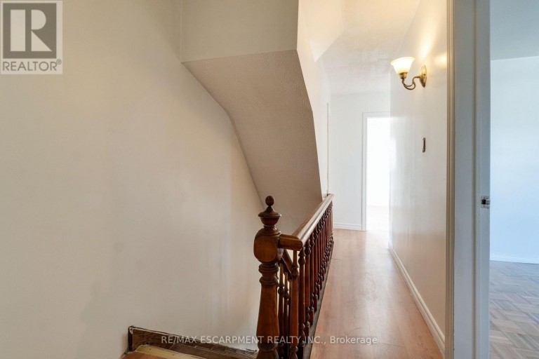 23 OAK AVENUE, Hamilton (Landsdale), Ontario, L8L5M7