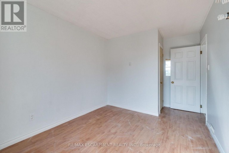23 OAK AVENUE, Hamilton (Landsdale), Ontario, L8L5M7
