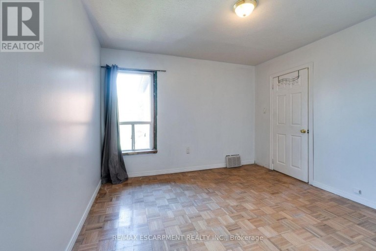 23 OAK AVENUE, Hamilton (Landsdale), Ontario, L8L5M7